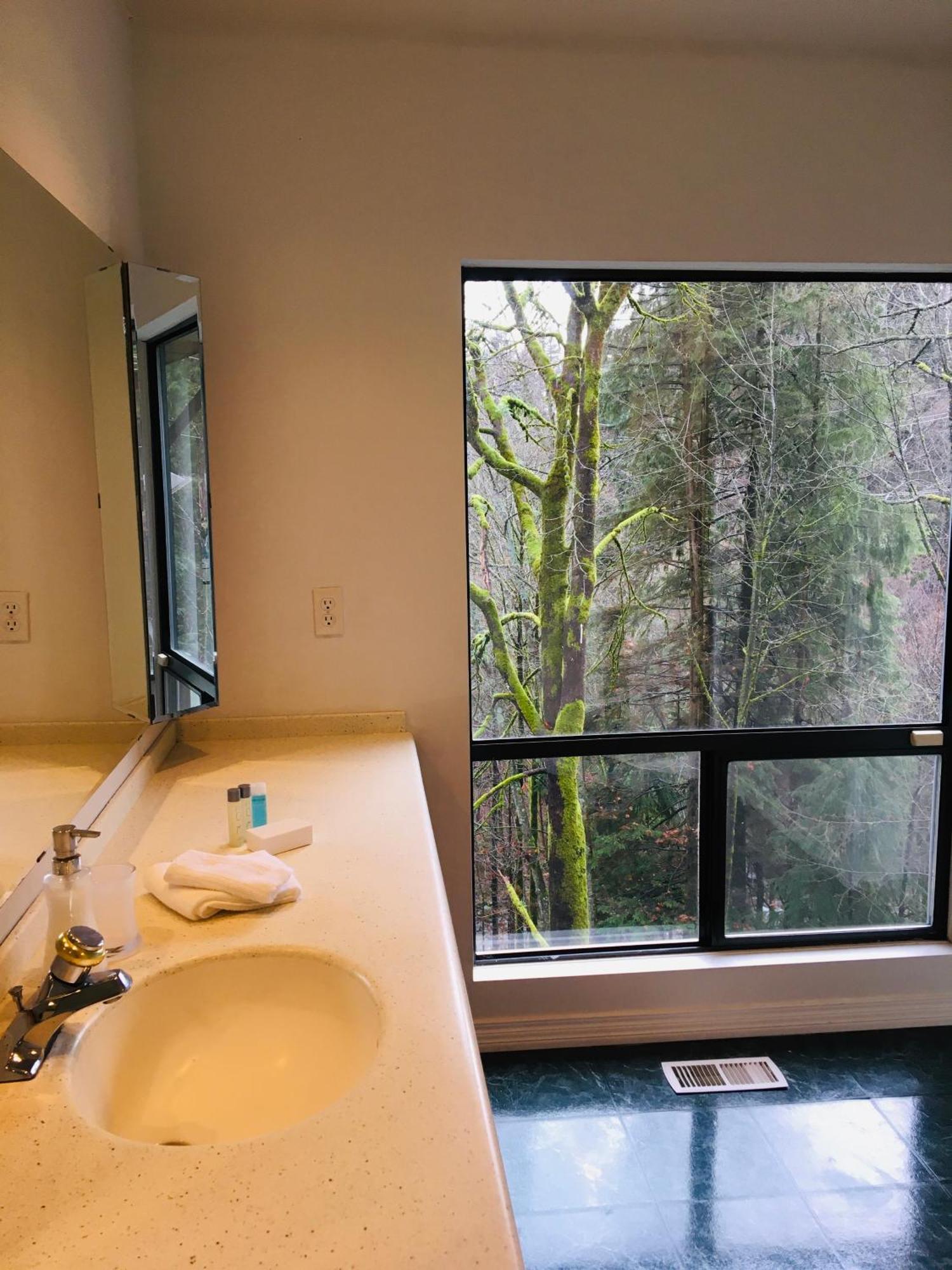 Creekside City Center Suite North Vancouver Exterior photo