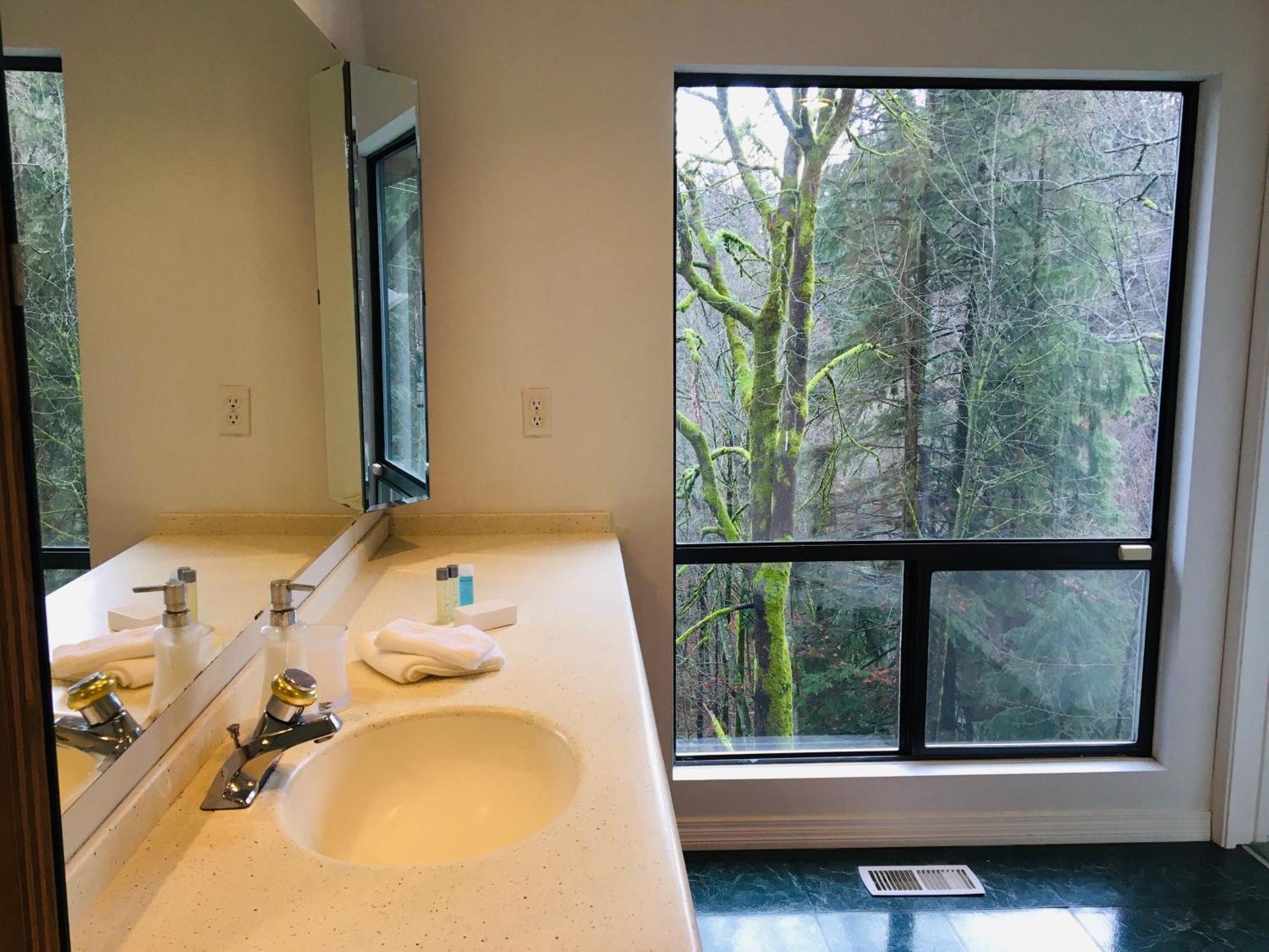 Creekside City Center Suite North Vancouver Exterior photo