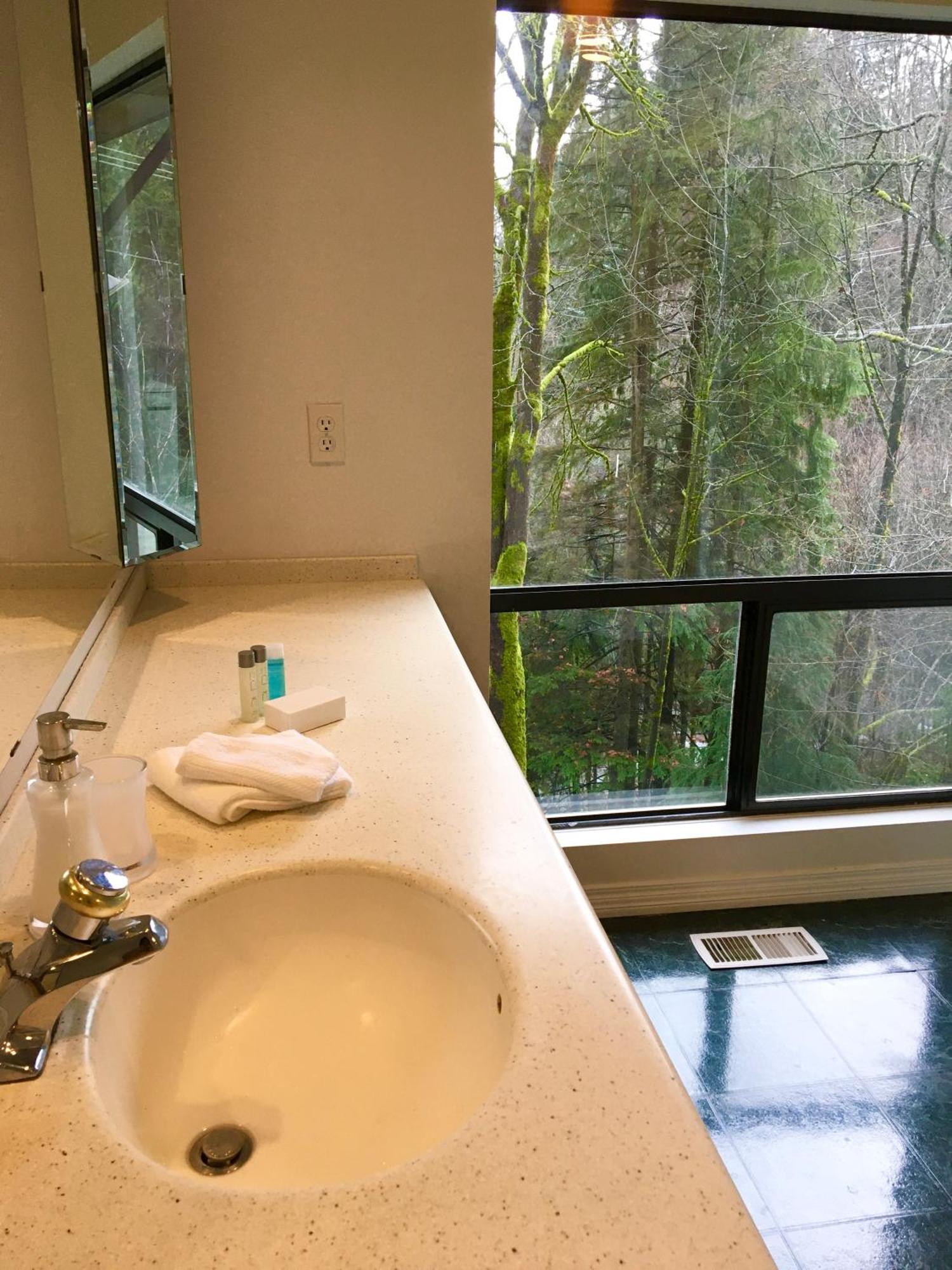 Creekside City Center Suite North Vancouver Exterior photo